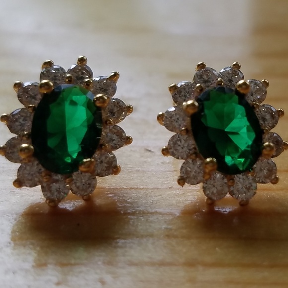 Gold emerald starburst stud earrings - Picture 2 of 8